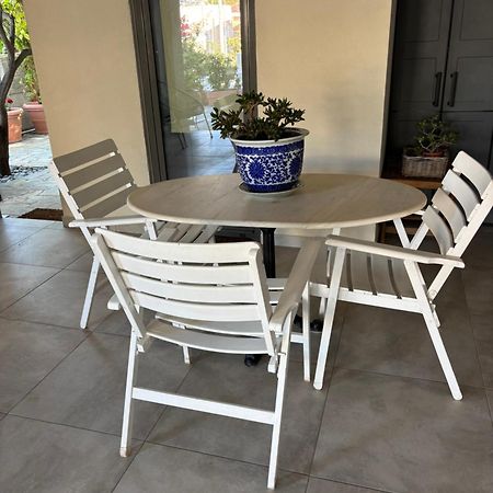 Charming Coastal Retreat Apartment อานาวีซอส ภายนอก รูปภาพ