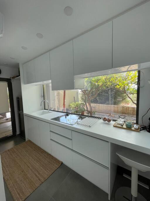 Charming Coastal Retreat Apartment อานาวีซอส ภายนอก รูปภาพ
